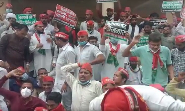 UP में बेरोजगारी सहित कई मुद्दों पर समाजवादी पार्टी का हल्ला बोल