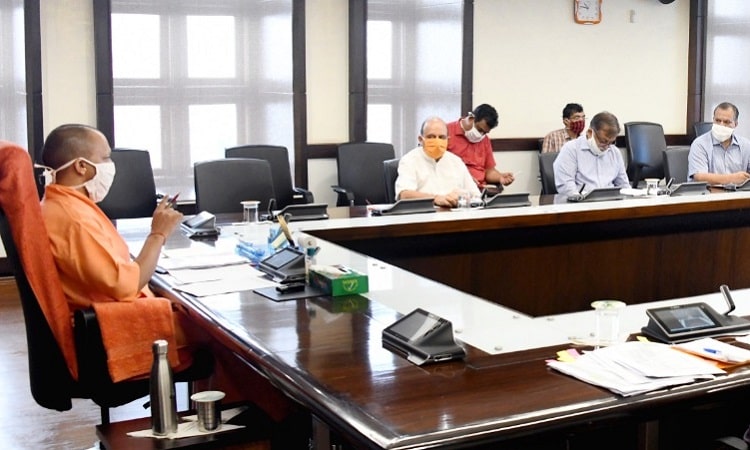 सीएम योगी की कोविड19 पर बैठक, कहा- किसी भी कीमत पर ऑक्सीजन की न हो कालाबाजारी 