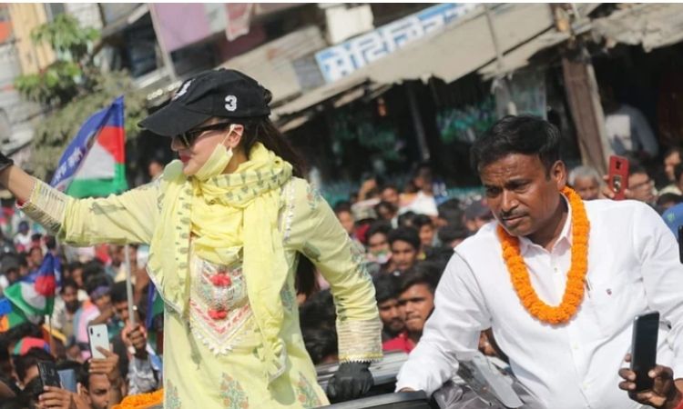 बिहार में अमीषा पटेल ने किया चुनाव प्रचार, फिर आई पुलिस और...