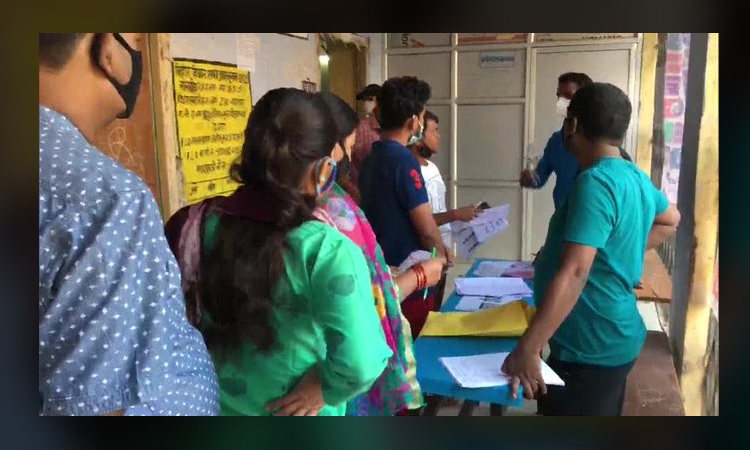 बिहार में पहले चरण के लिए 54 फीसदी वोटिंग, PM की अपील- कोविड गाइडलाइंस का पालन करें