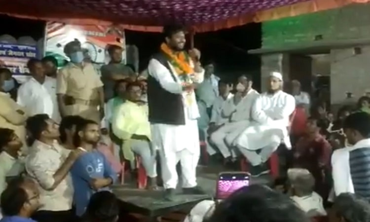 Bihar Elections 2020: सरकार ‘गिरा’ रहे कांग्रेस प्रत्याशी का भाषण के दौरान गिरा मंच, देखें वायरल VIDEO..