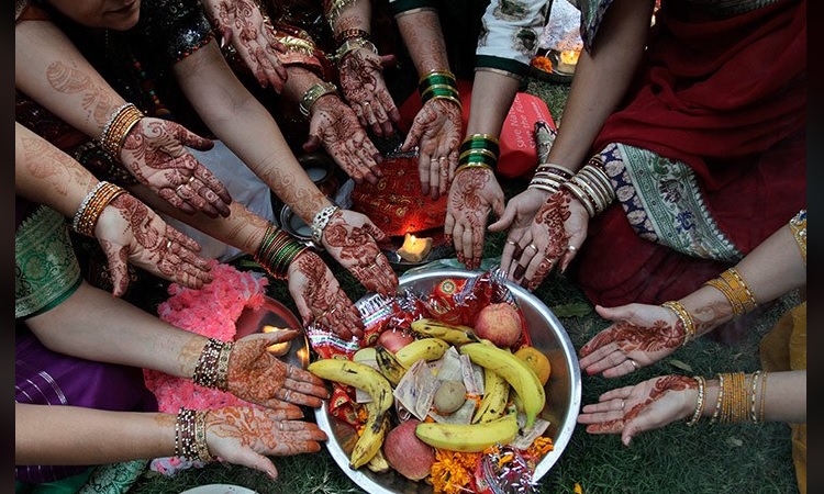 Karwa Chauth 2020: जानिए करवा चौथ का शुभ मुहूर्त, पूजा विधि, व्रत कथा और महत्‍व