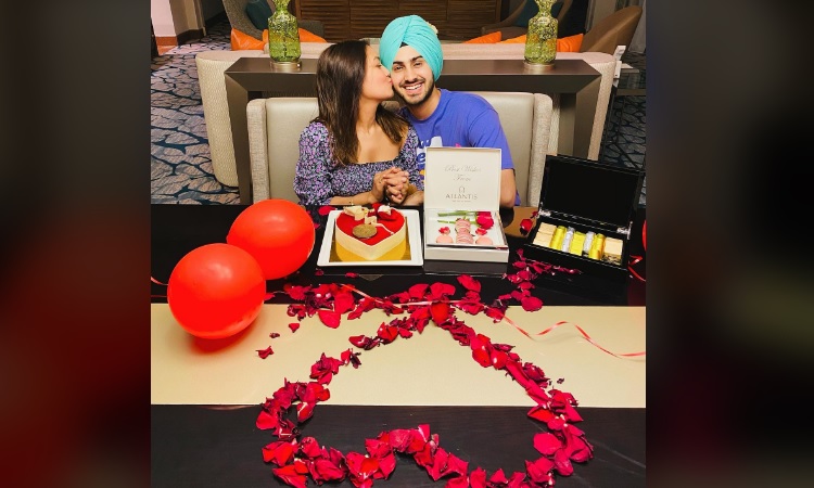 हनीमून पर गईं नेहा कक्‍कड़ ने फैंस के लिए शेयर की Photos, पति संग दिखा रोमांटिक अंदाज