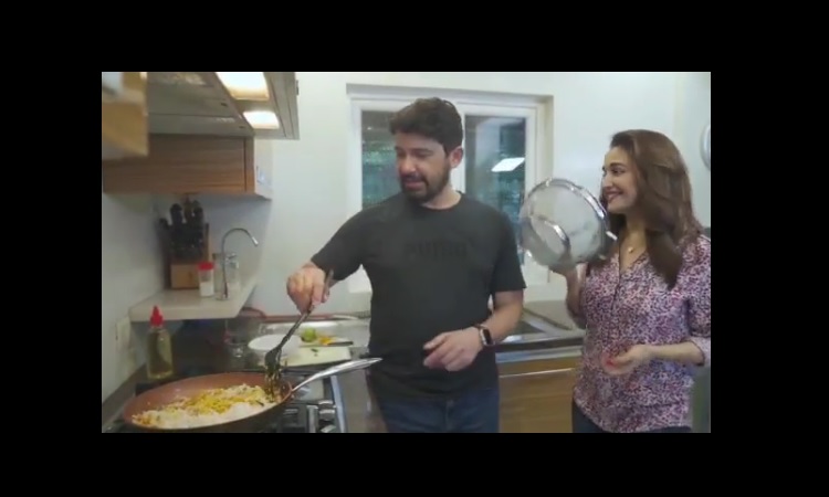 माधुरी दीक्षित ने पति नेने संग बनाया कांदा पोहा, शेयर किया Video