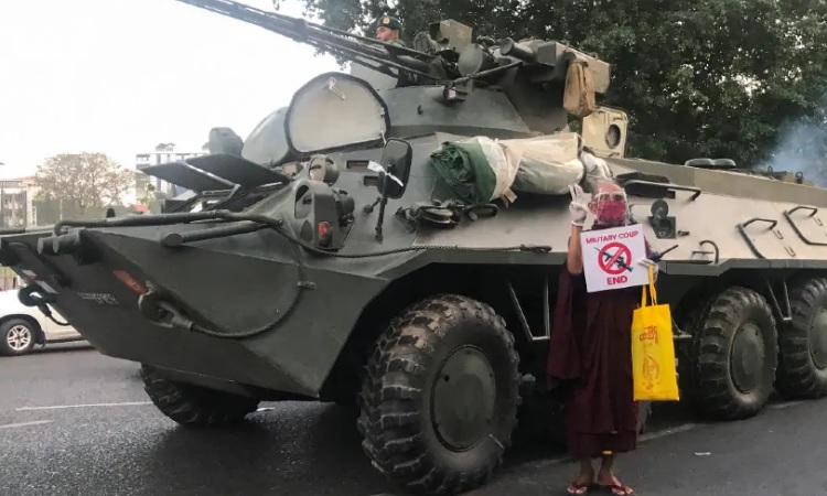 म्‍यांमार: सड़कों पर दिखीं सेना की बख्‍तरबंद गाड़ियां, विरोध करने पर मिलेगी सजा