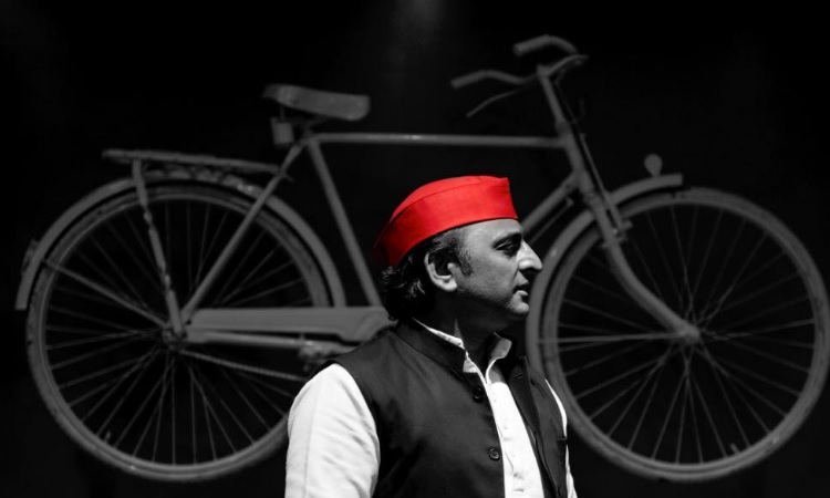 अखिलेश ने रामपुर में निकाली साइकिल यात्रा, कहा- UP के लिए सरकार बदलना जरूरी