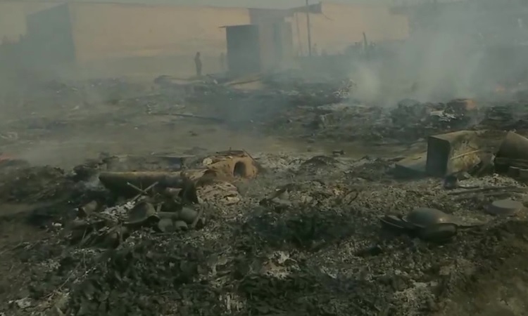 नोएडा की सैकड़ों झुग्गियों में लगी आग, 2 बच्चियों की मौत, कई झोपड़ियां खाक